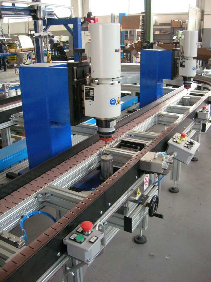 Linea di montaggio cerniere con doppia stazione di ribaditura